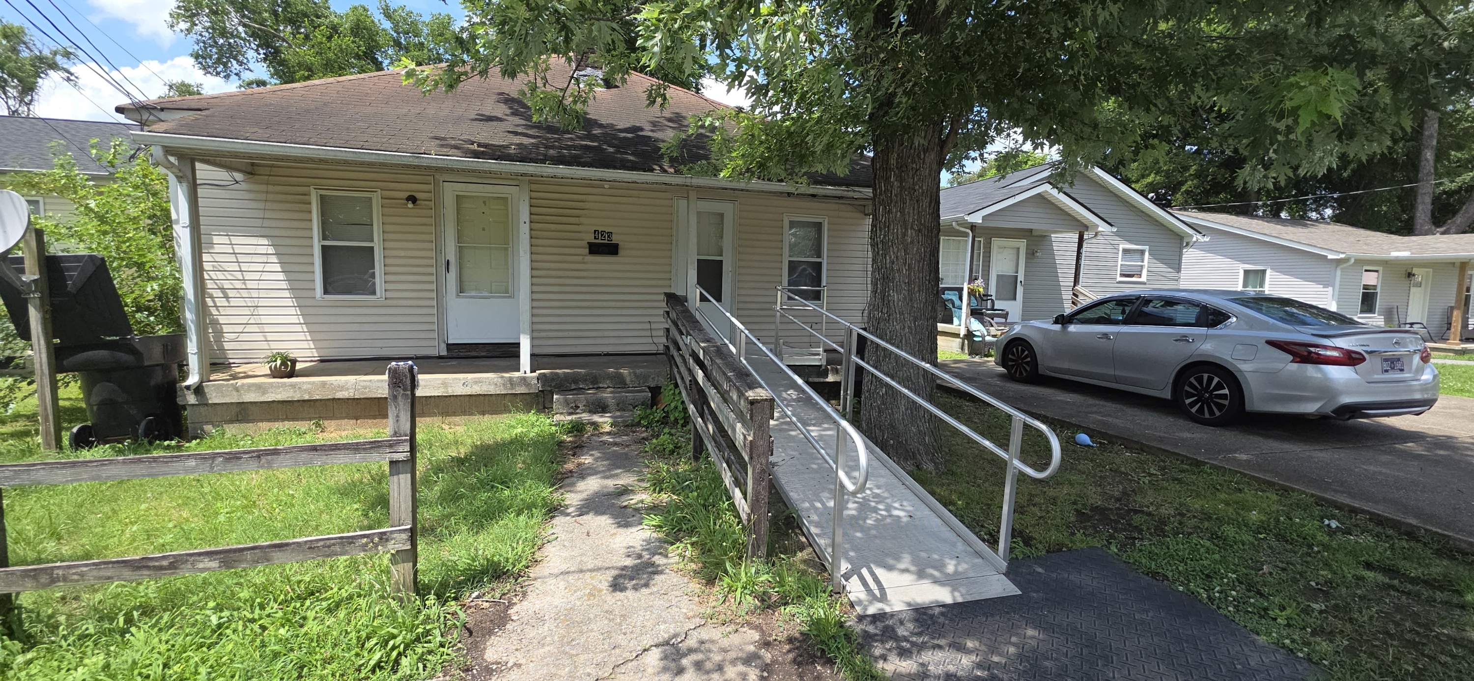 423 E Castle St B - 1